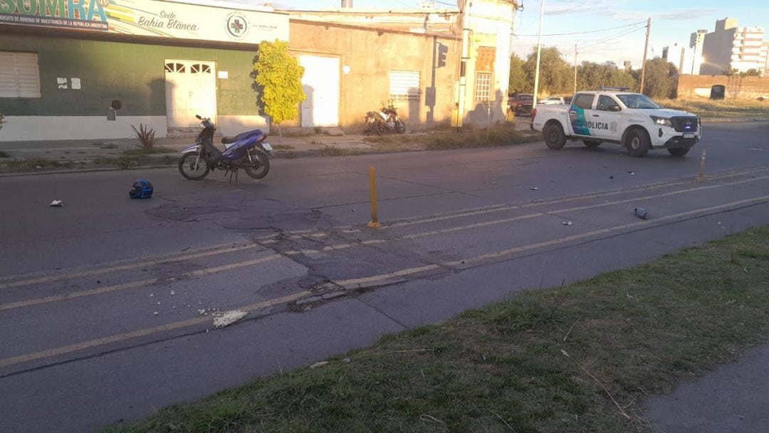 Iba drogado, quiso evitar un control de tránsito y chocó contra un motociclista