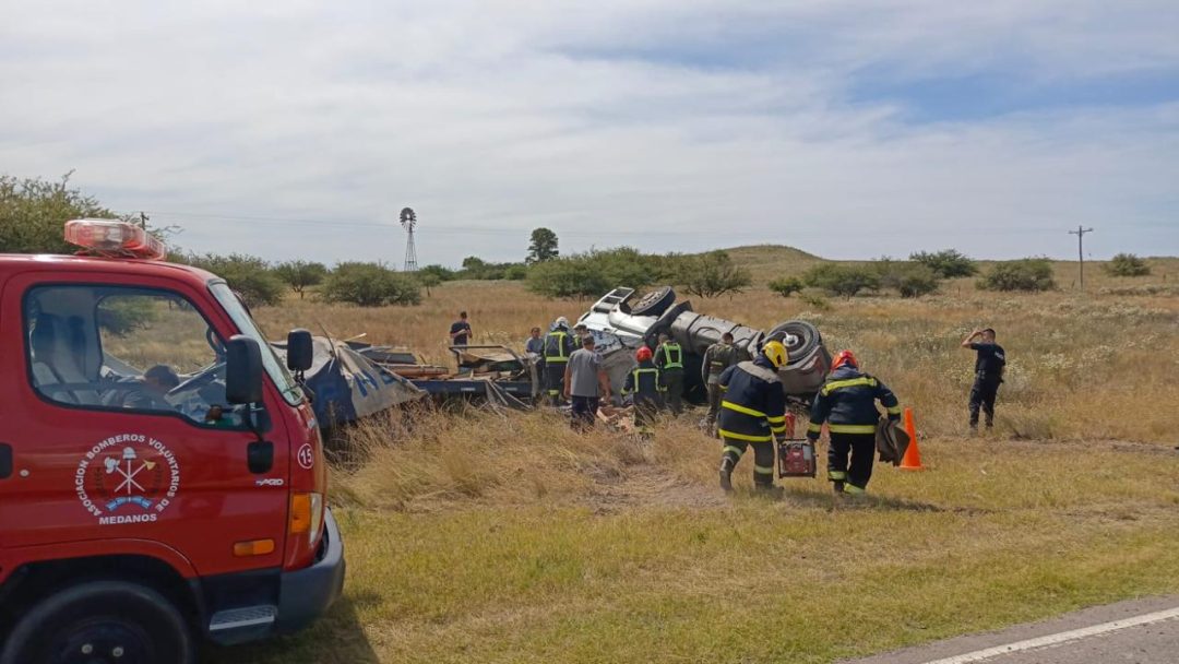 Accidente en la ruta 22: Volcó un camión y su conductora quedó atrapada en la cabina