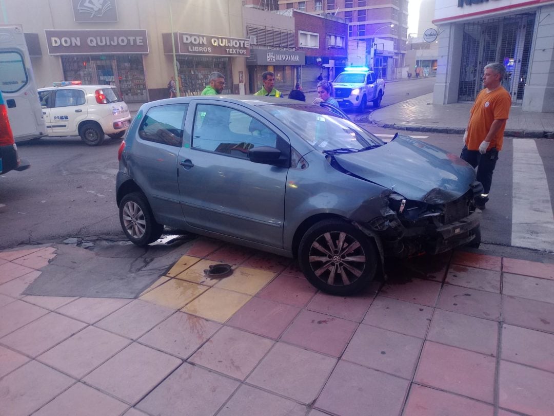 Fuerte choque en pleno centro: una mujer herida y un auto terminó sobre la vereda