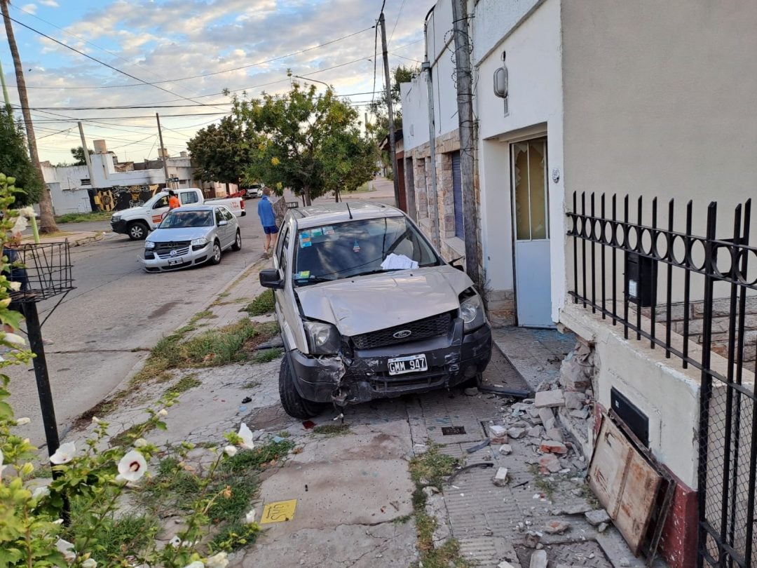 Un choque múltiple terminó con un auto impactando contra una vivienda