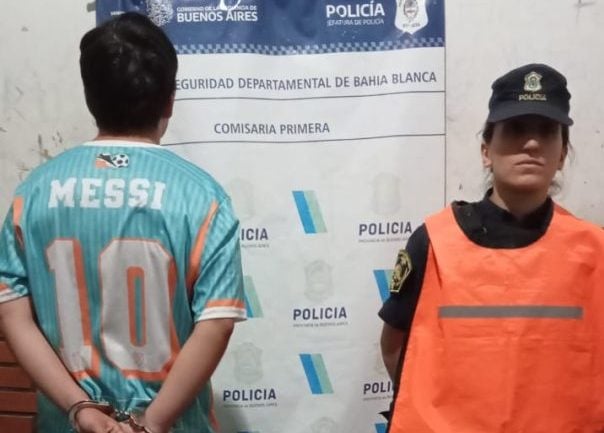 No pudo gambetear a la policía: salió a robar con la camiseta de Messi y lo detuvieron