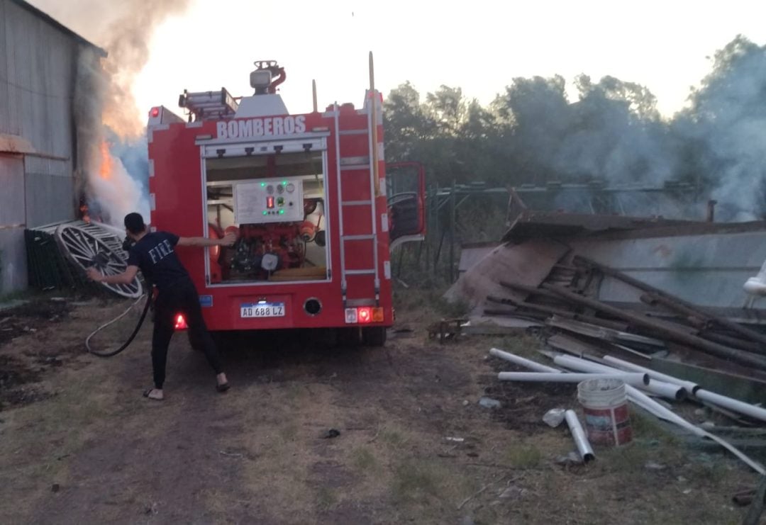 Se prendió fuego un depósito de maderas