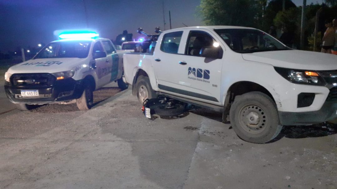 Un motociclista chocó contra una camioneta fumigadora municipal y sufrió varios golpes