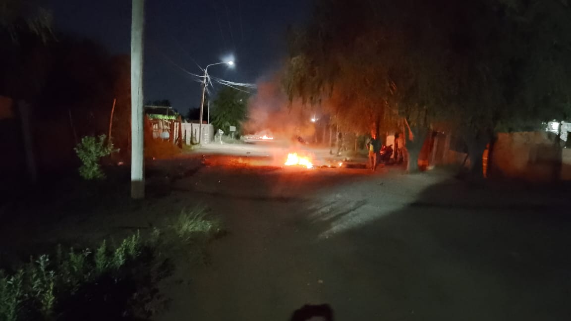 Pueblada en Tierras Argentinas: detuvieron a dos de las personas que le quemaron la casa a dos hombres acusados de abuso sexual