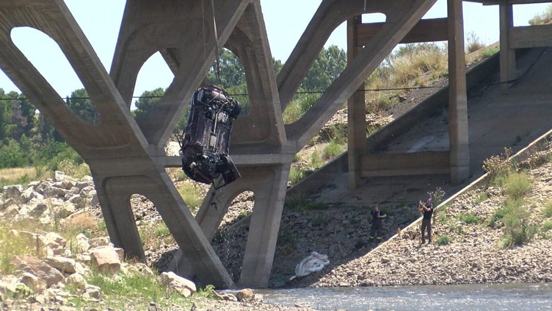 Así sacaban el vehículo que cayó al Dique Paso Piedras