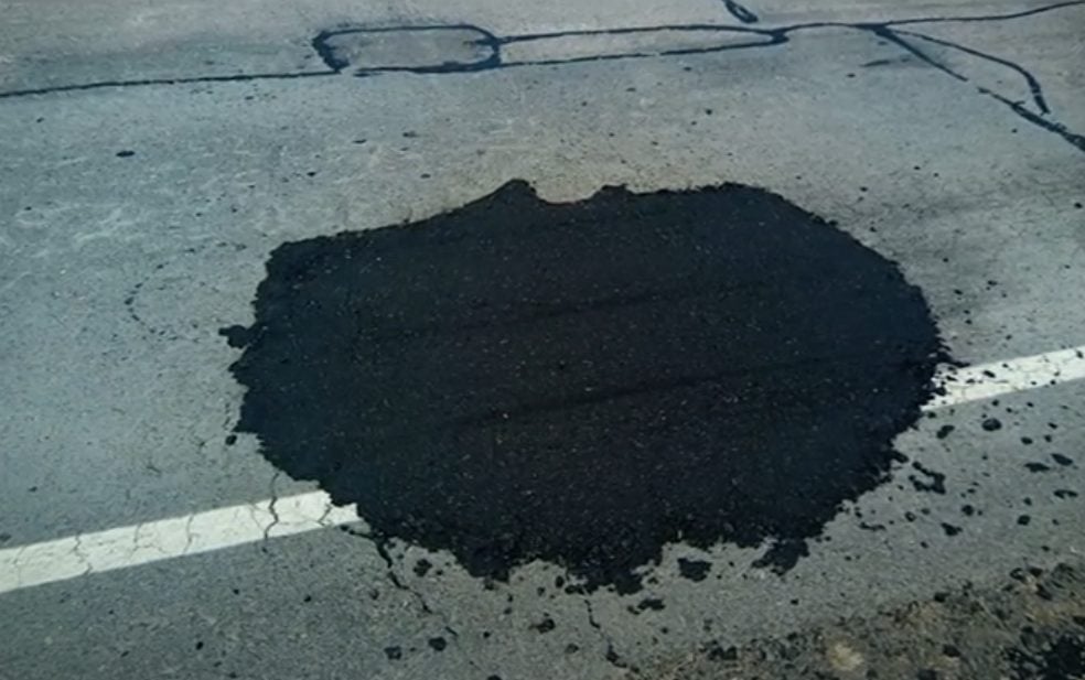 Ruta peligrosa: un bache gigante provocó daños a un vehículo en la Ruta 3 vieja