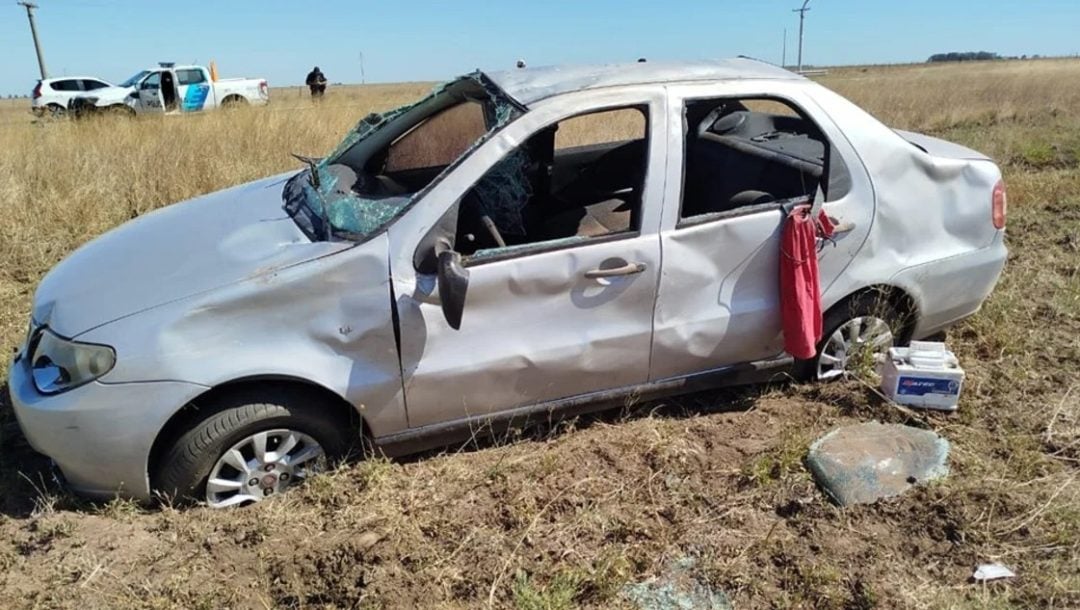 Un hombre de 67 años volcó con su auto en la Ruta 3 y fue hospitalizado