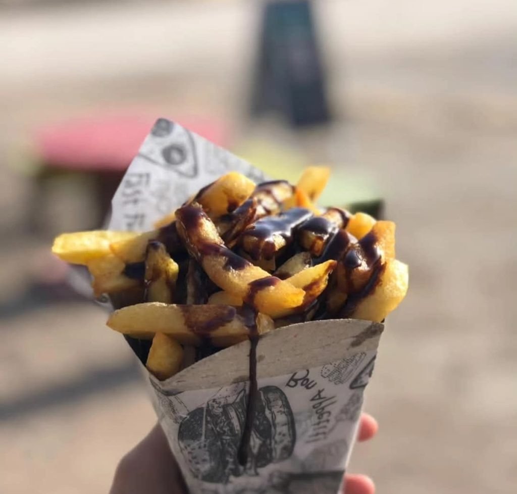 En Claromecó inventaron el cono de papas fritas con chocolate y hay polémica