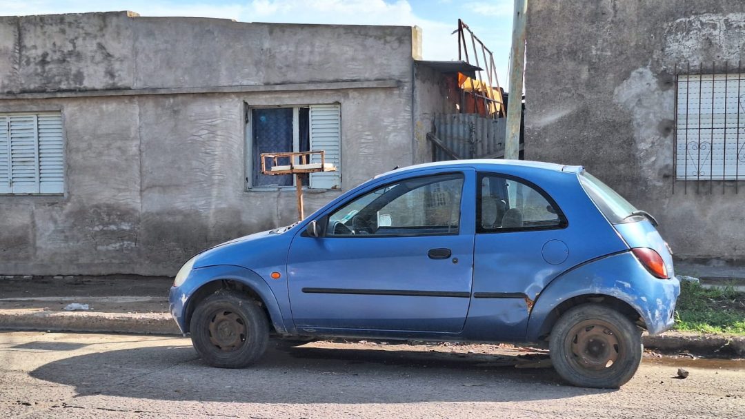 En medio de una persecución, un policía motorizado chocó a un auto estacionado