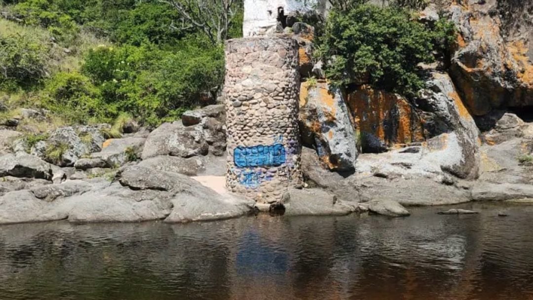 Tragedia en Córdoba: un turista se tiró al río y murió tras golpearse la cabeza contra una piedra