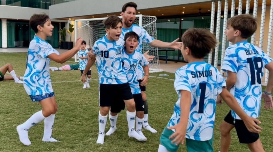 Lionel Messi jugó al fútbol en el mismo equipo que sus hijos y salió campeón: las fotos