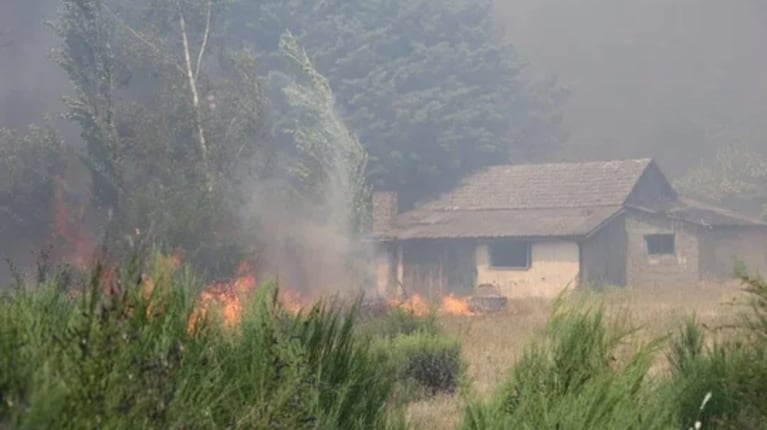 Incendios en Epuyén: el gobierno provincial evacuó la zona y advirtió que “la situación es crítica”