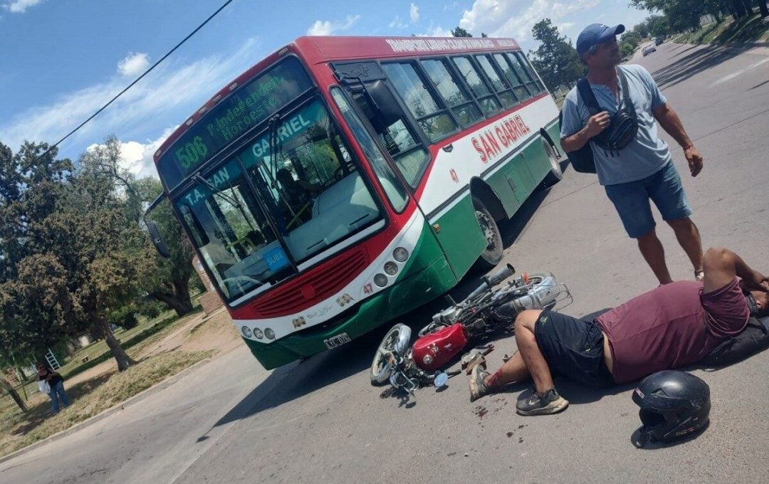 Un motociclista resultó con fractura en una pierna, tras la colisión de su rodado y un colectivo