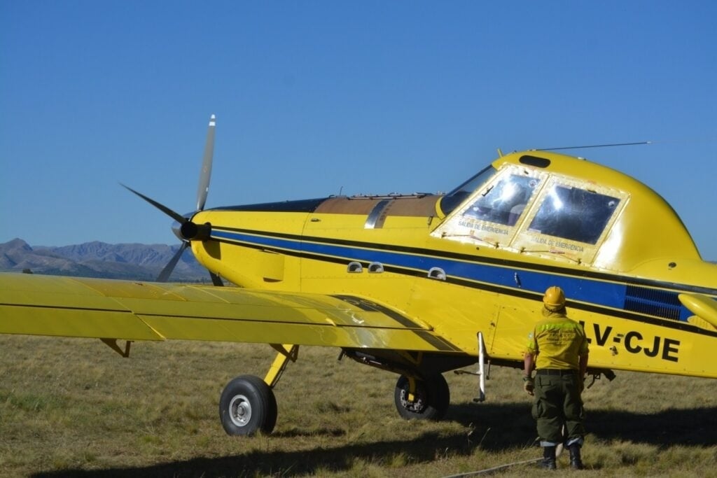 Bomberos trabajan en incendio en sector serrano