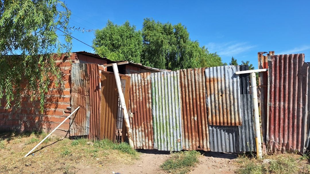 Quisieron apagar un incendio y no tenían agua: el fuego afectó una casa en Portal del Este