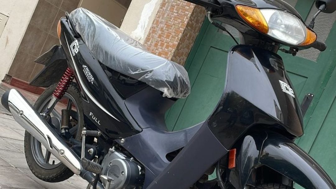 Le robaron la moto y le apuntaron con un arma