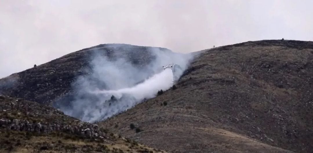 Bomberos de Tornquist lograron extinguir un incendio en las sierras con avión hidrante y helicópteros