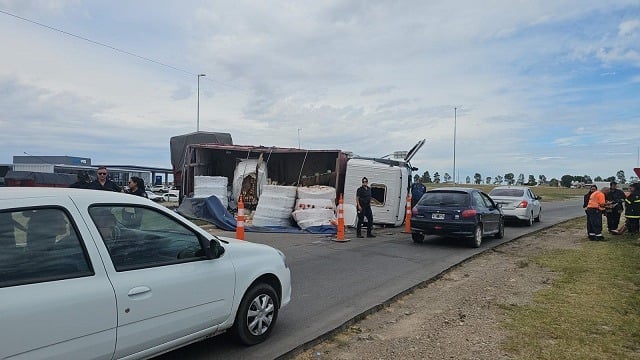 Camión volcó en la rotonda de Indiada y Newbery