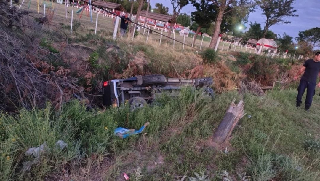 Conductor alcoholizado volcó su camioneta y terminó en una zanja