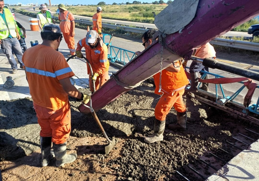 Se ejecutan trabajos de hormigonado en la Autovía Bahía Blanca-Punta Alta