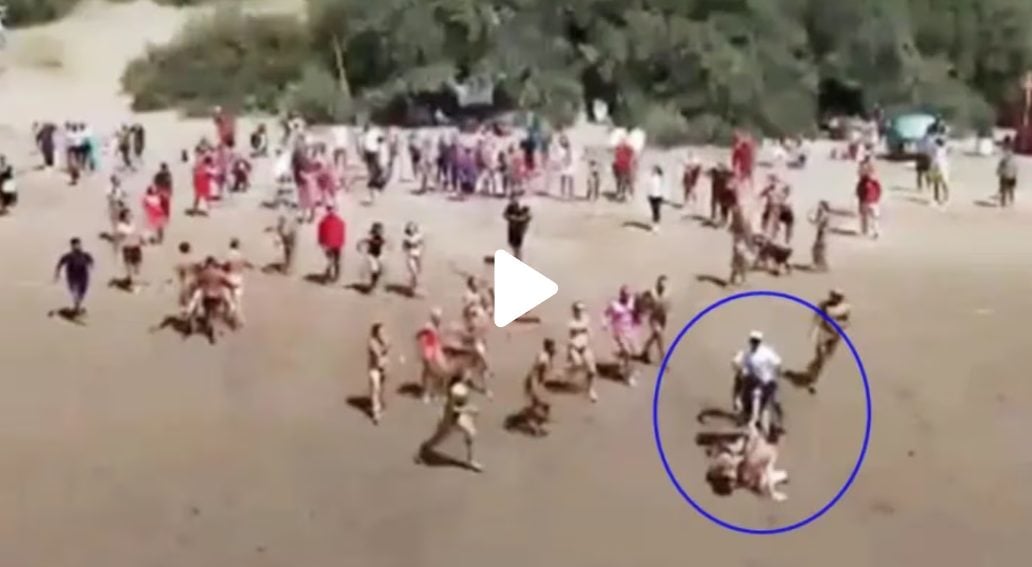 Video: un guardavidas hizo caer a otro durante una competencia y desató una batalla campal en Costa Azul