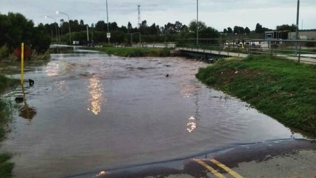 Fuertes lluvias en la ciudad: interrumpido el tránsito en el Paso Vanoli