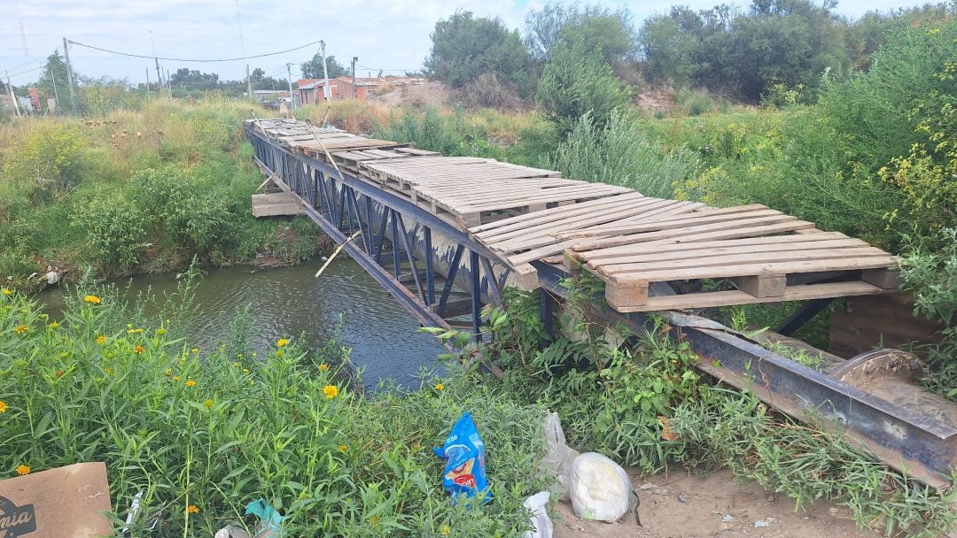 Un puente peligroso: el reclamo de los vecinos de Villa Esperanza