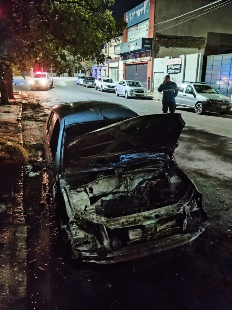 El fuego destruyó un auto que estaba estacionado