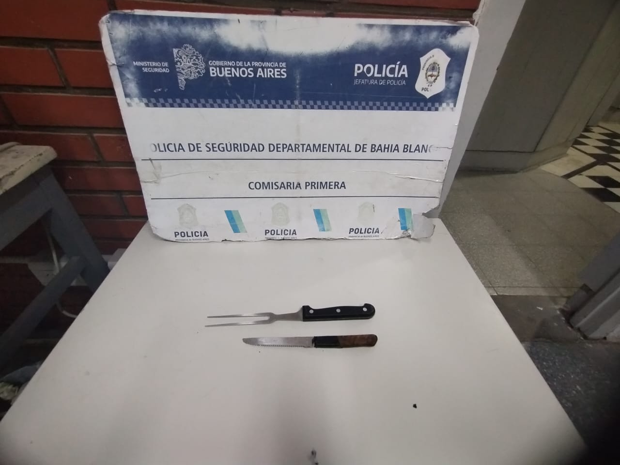 Detuvieron a un hombre por amenazar a su mujer con un cuchillo y un tenedor