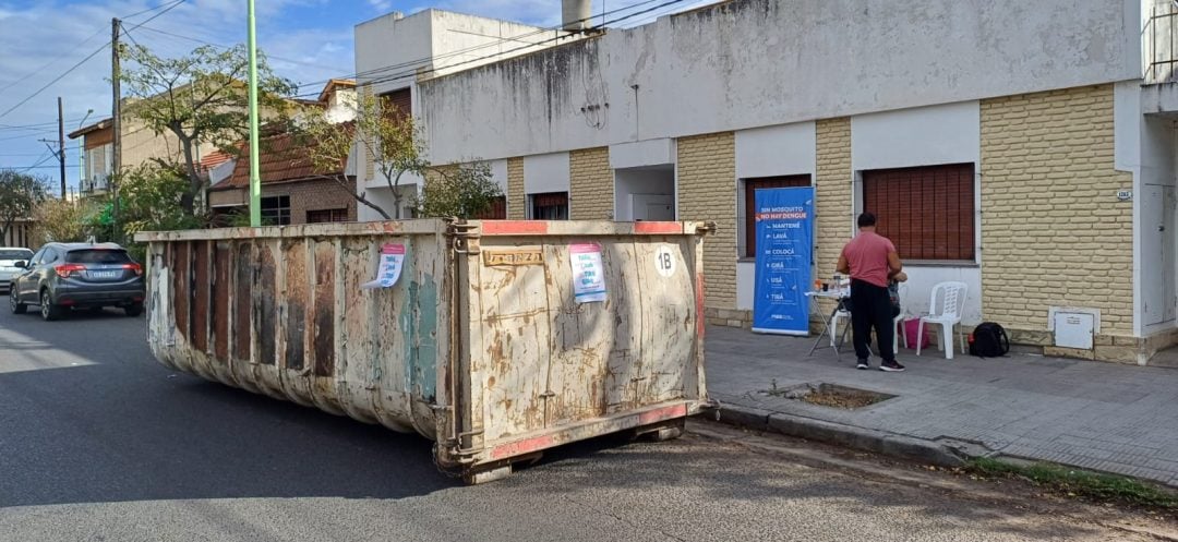 Operativo contra el Dengue en Universitario: “Hay criaderos de mosquitos cerca”