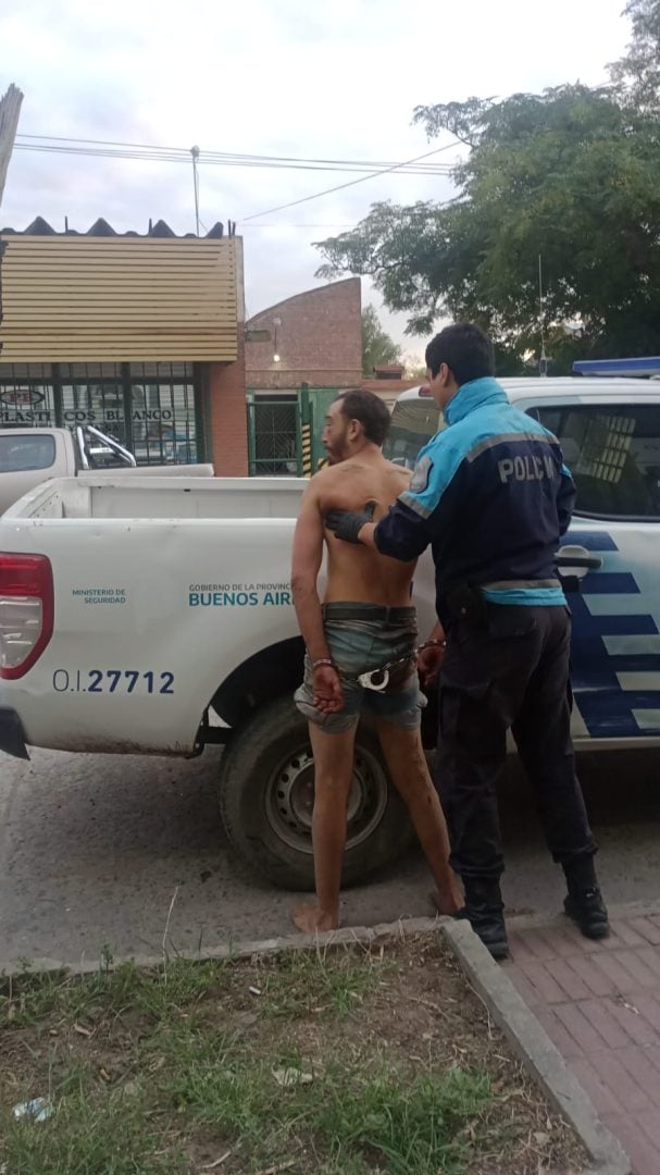 Detuvieron a un hombre que caminaba por el techo de una casa con una mochila llena de plata