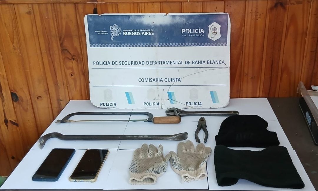 Detienen a dos hombres acusados de varios robos en el barrio Patagonia: circulaban con vehículos robados, tenían barretas y pasamontañas