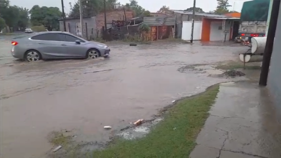 Fuerte tormenta en Bahía Blanca con calles inundadas y muchos problemas en los barrios