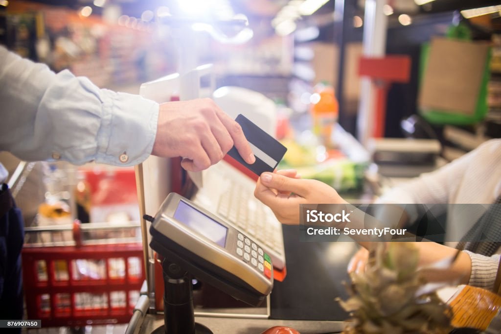 Una cajera de un supermercado estafó a 67 clientes con extracciones de dinero.