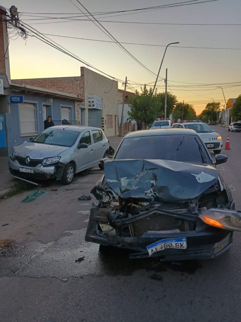 Un auto colisionó otra unidad estacionada. No hubo heridos