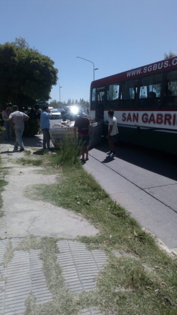 Caos vehicular: Colectivo embistió un contenedor