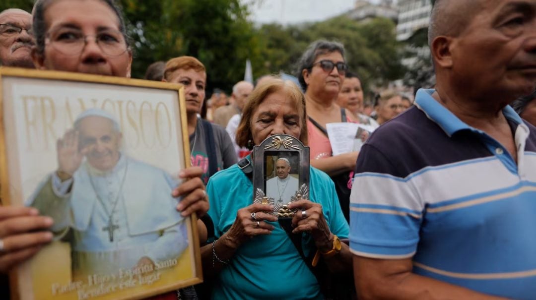 El Vaticano informó que el papa Francisco mostró una leve mejoría: “Descansó bien toda la noche”