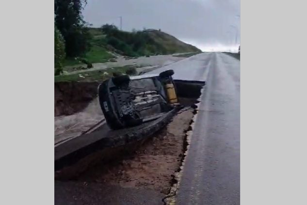 Se desmoronó Indiada y cayeron dos vehículos en un cráter