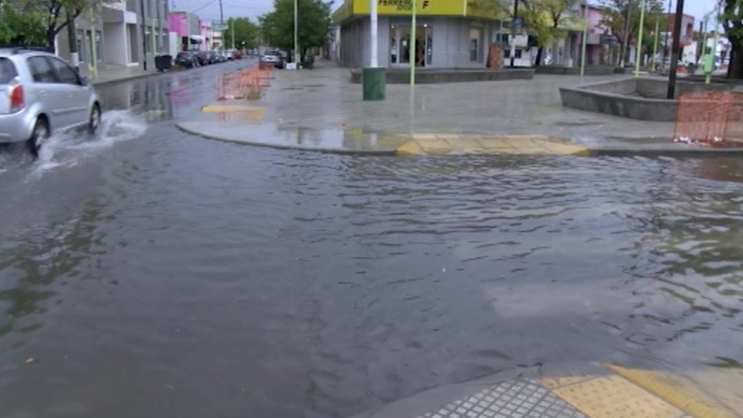 Inundaciones en Villa Mitre: el Municipio demolerá parte de las veredas para mejorar el escurrimiento del agua