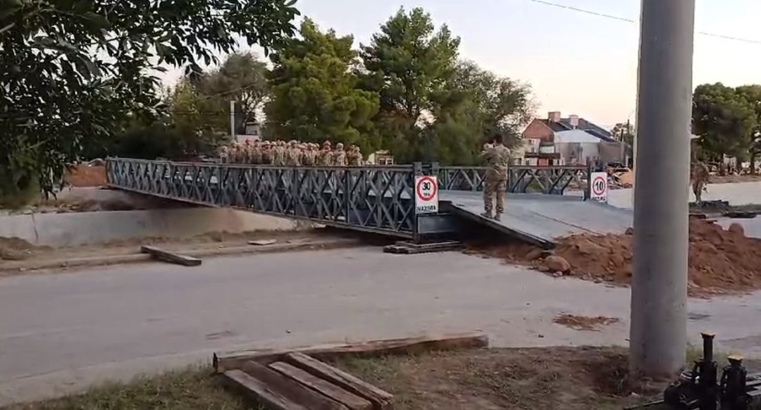 El Ejército finalizó la instalación de un puente modular sobre el Maldonado y hubo una celebración muy especial