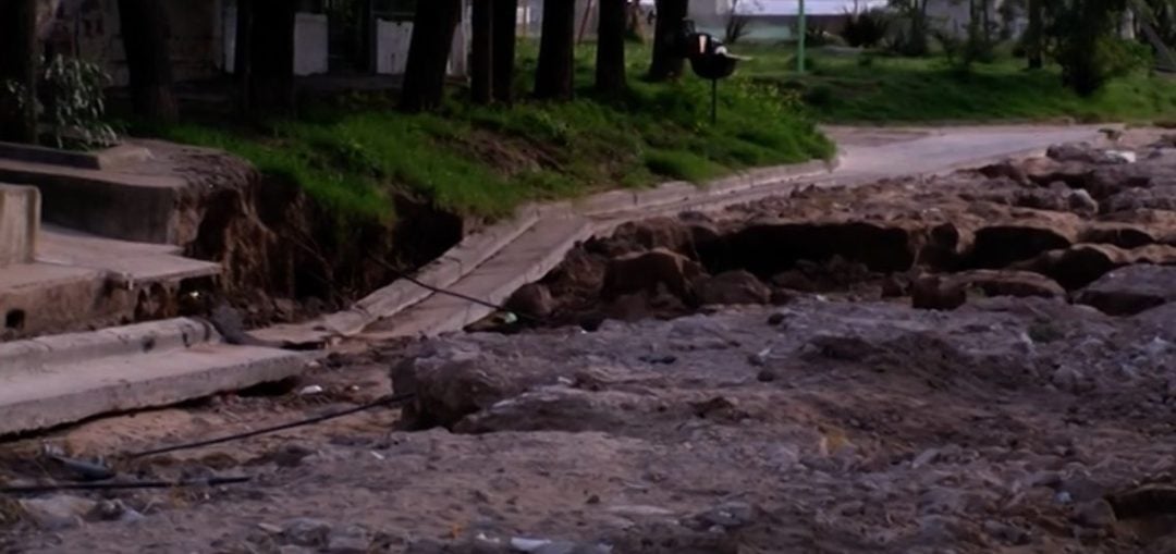 Calle Rizzo al 800: vecinos aislados y sin respuestas tras la inundación