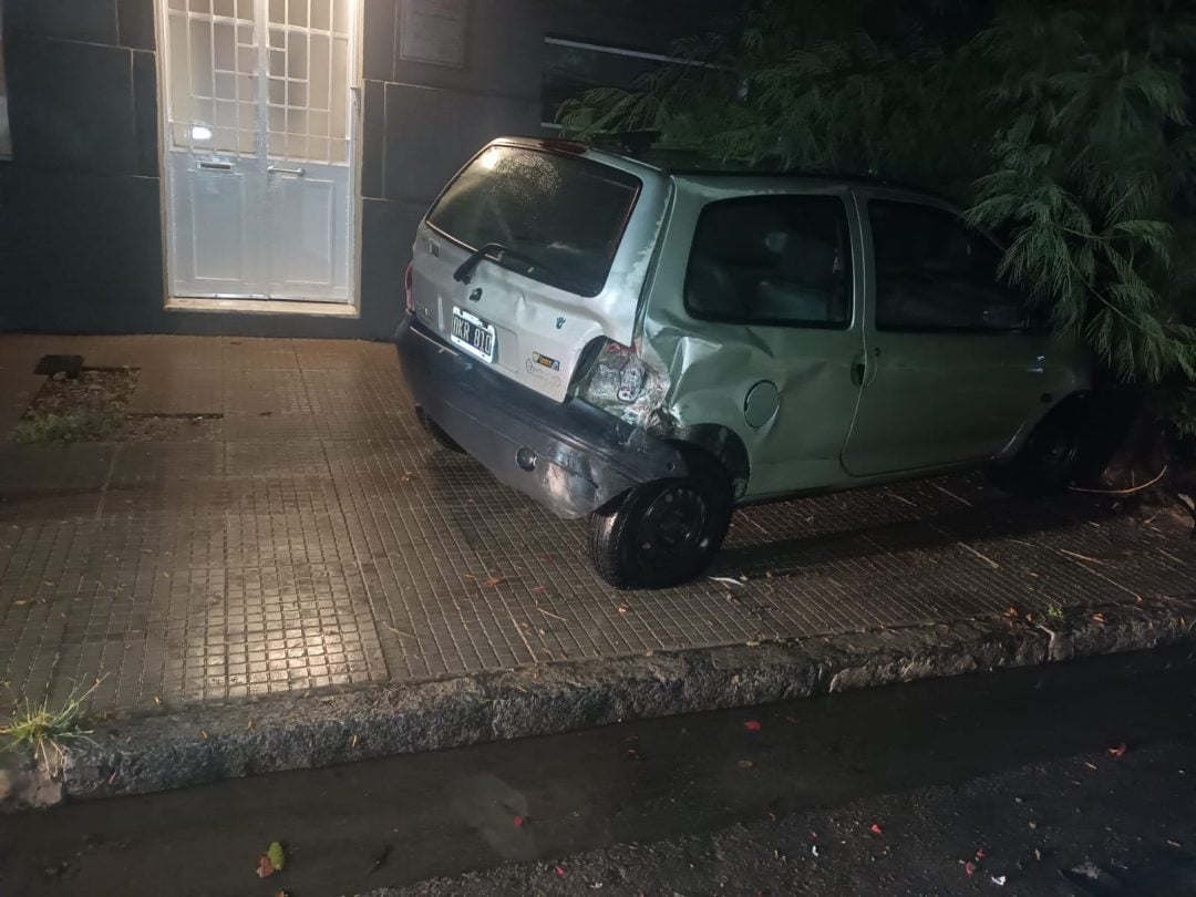 Chocó un auto estacionado y se escapó del lugar