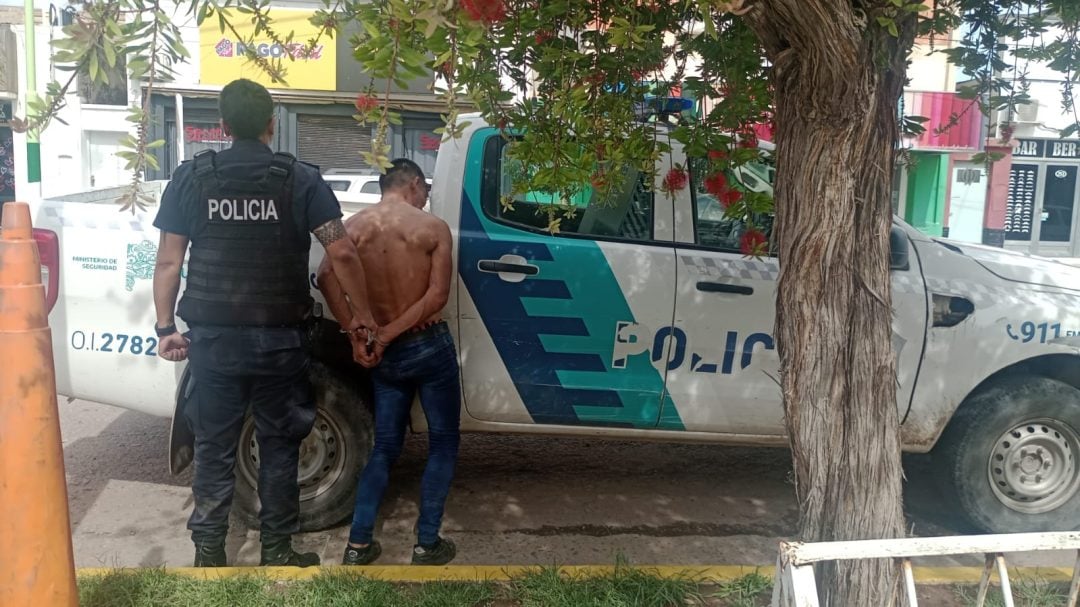 Encerró y golpeó a su pareja y fue detenido tras una persecución