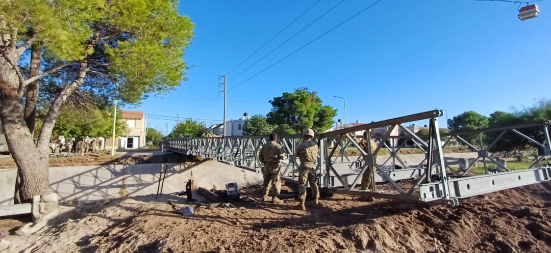 El Ejército comenzó a colocar un puente modular sobre el canal Maldonado en Bahía Blanca