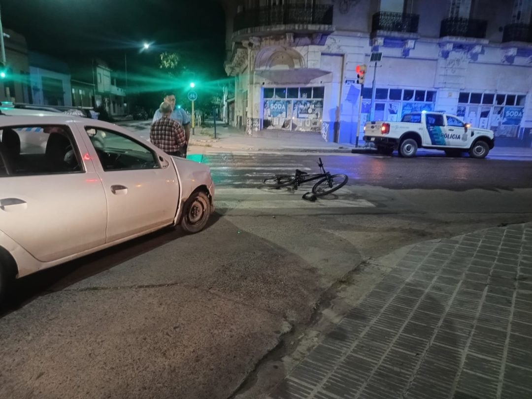 Un ciclista terminó en el hospital tras un fuerte choque en pleno centro