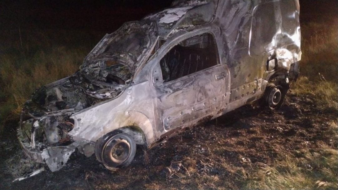 Incendio en ruta 51: una camioneta quedó destruida, pero el conductor resultó ileso