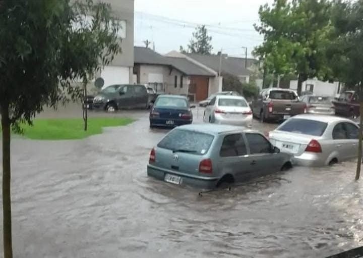 Fuertes lluvias en la región: calles anegadas en Carhué y suspensión de clases en Coronel Suárez