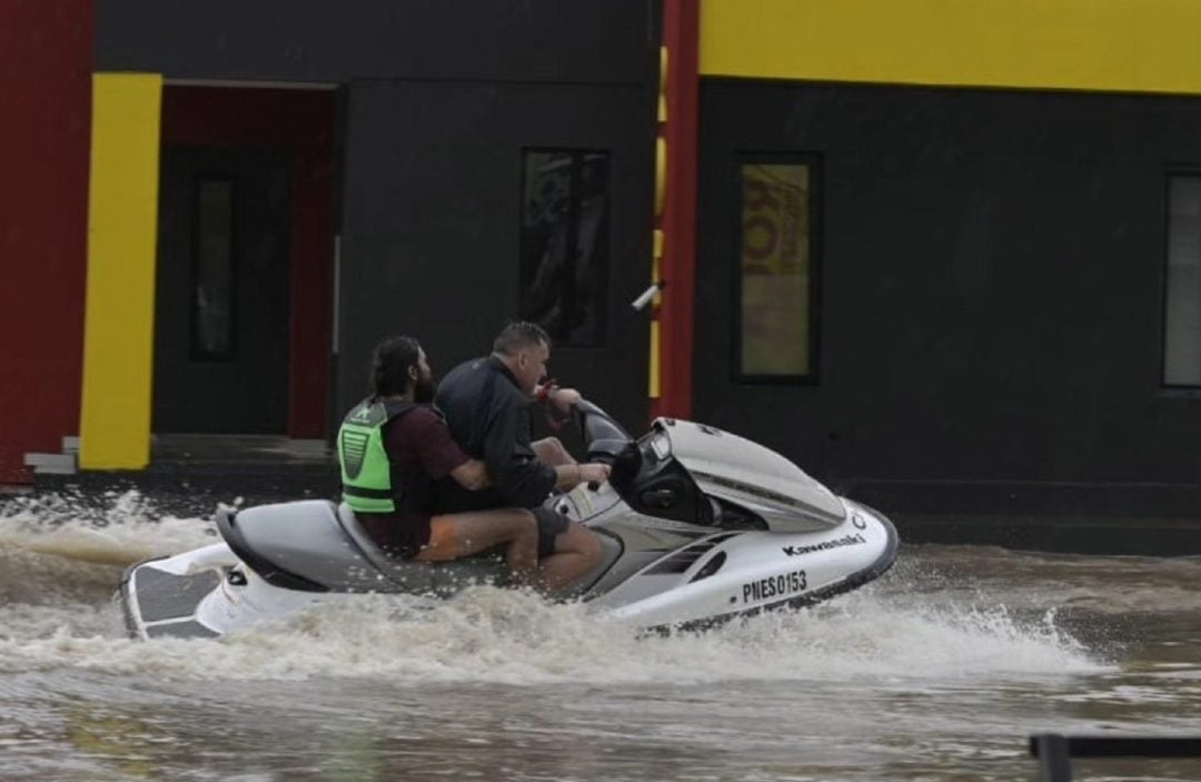 Se convirtieron en héroes: dos amigos rescataron personas con una moto de agua