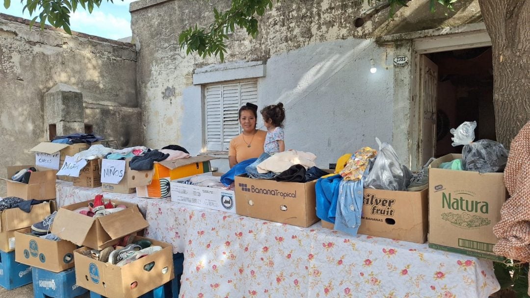 “No quiero plata, solo una chapa”: vive con miedo a que su casa se derrumbe, pero ayuda a otros vecinos