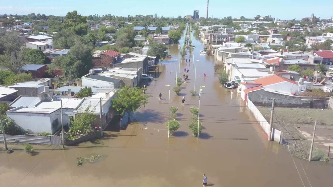 Ingeniero White tras la inundación: el drama de los vecinos y la lucha por seguir adelante